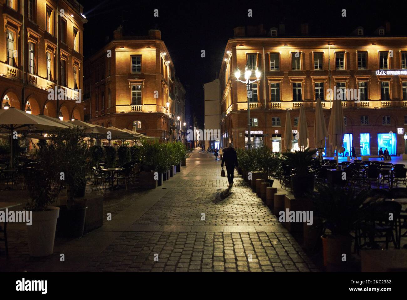 Ultima gente sulla piazza principale e turistica di Tolosa, il Capitole, subito dopo il 9pm e l'inizio del coprifuoco. A causa dell'ondata del 2nd di Covid -19 in Europa, il governo francese ha deciso di imporre un coprifuoco da 9pm a 6am per almeno un mese. Questa decisione è stata presa in quanto il numero di infezioni con il coronavirus Sras-Cov-2 è in aumento per più di un mese. Tutti i servizi non essenziali devono essere chiusi al più tardi alle 9pm:00. Questo coprifuoco è imposto a Parigi e altre otto città sono colpite, tra cui Marsiglia, Lione, Lille e Tolosa. Tolosa. Francia. Ottobre 17th 2020. (Foto di Foto Stock