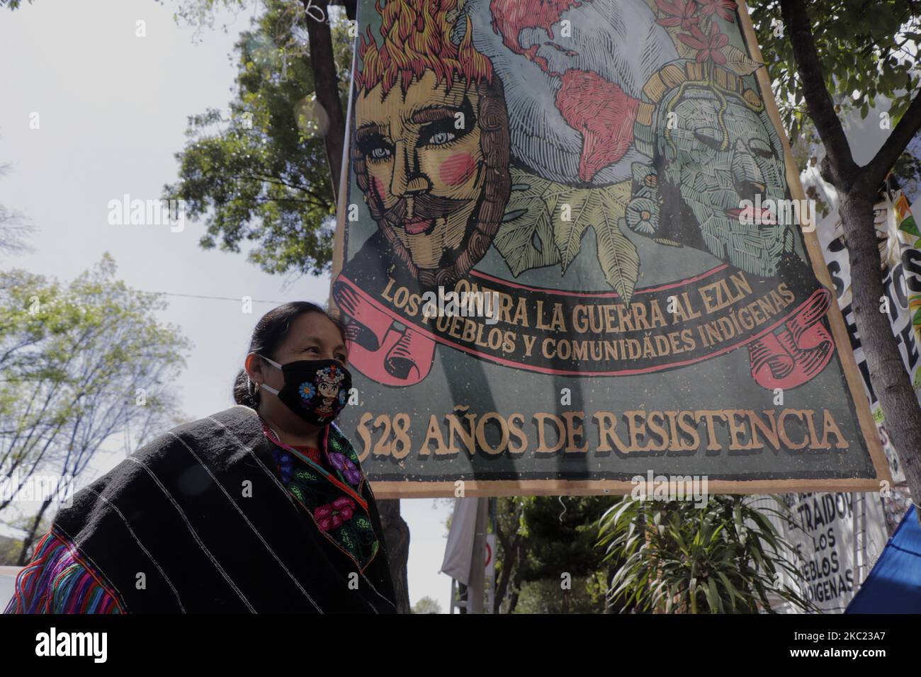 María de Jesús Patricio, meglio conosciuto come Marichuy, portavoce del Consiglio del Governo indigeno ed ex candidato alla Presidenza del Messico, durante il suo arrivo presso le strutture dell'Istituto Nazionale dei popoli indigeni situato nell'ufficio del sindaco di Coyoacán, Città del Messico, Chi ha partecipato al dialogo combattivo Per 528 anni: La nostra piccola luce di resistenza e ribellione è ancora in corso, dove ha citato e chiesto alle autorità locali e federali il diritto all'alloggio, al lavoro, all'istruzione e ai servizi sanitari a favore dei suoi fratelli e sorelle indigeni. Il 17 ottobre 2020 in Foto Stock