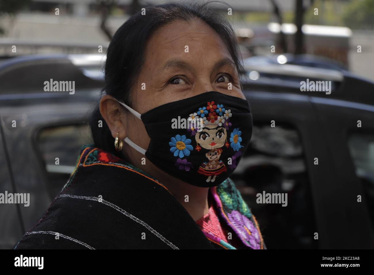 María de Jesús Patricio, meglio conosciuto come Marichuy, portavoce del Consiglio del Governo indigeno ed ex candidato alla Presidenza del Messico, durante il suo arrivo presso le strutture dell'Istituto Nazionale dei popoli indigeni situato nell'ufficio del sindaco di Coyoacán, Città del Messico, Chi ha partecipato al dialogo combattivo Per 528 anni: La nostra piccola luce di resistenza e ribellione è ancora in corso, dove ha citato e chiesto alle autorità locali e federali il diritto all'alloggio, al lavoro, all'istruzione e ai servizi sanitari a favore dei suoi fratelli e sorelle indigeni. Il 17 ottobre 2020 in Foto Stock