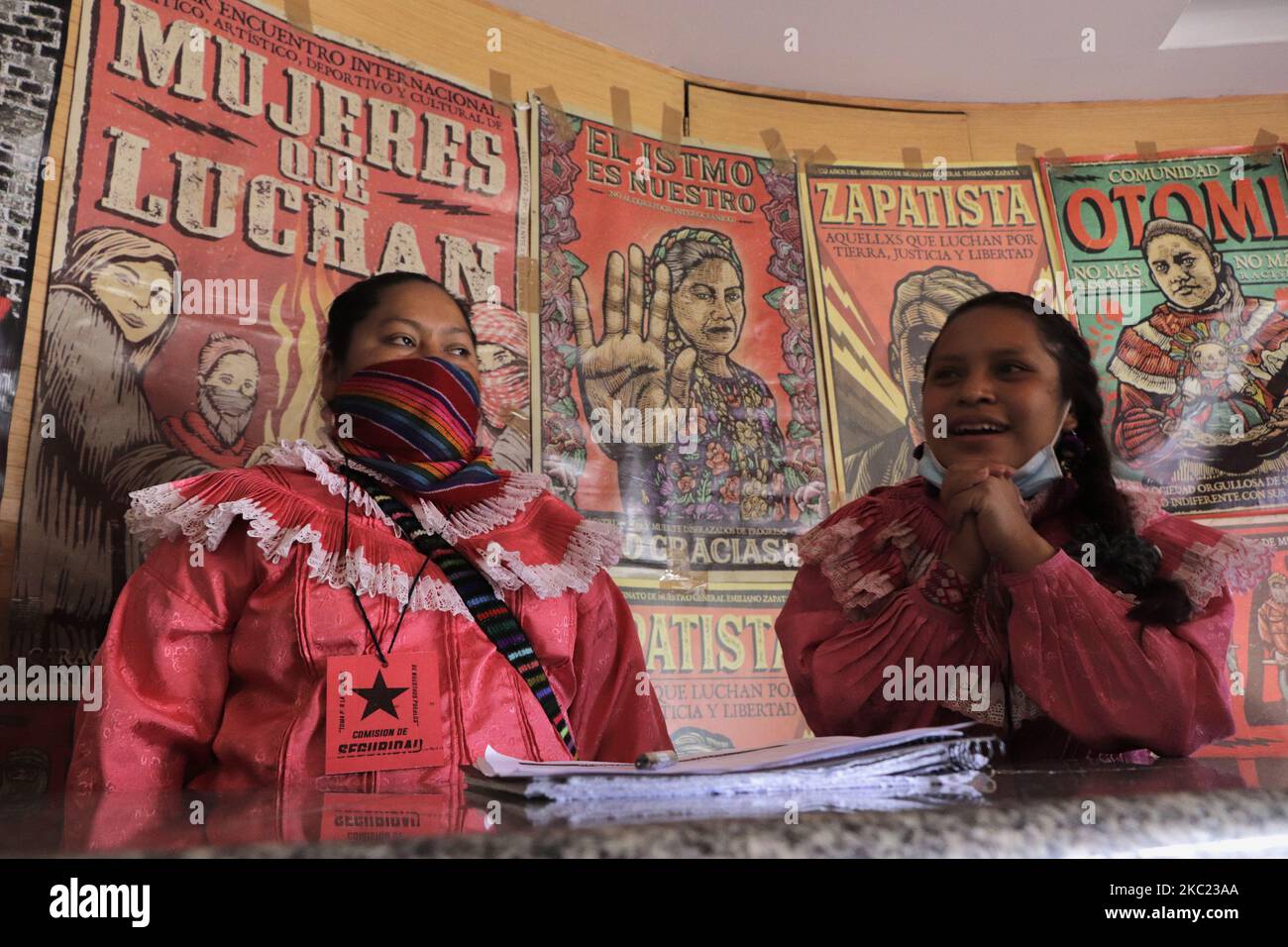 Le donne della comunità indigena di Otomí che risiede a Città del Messico e occupa le strutture dell'Istituto Nazionale dei popoli indigeni situato nell'ufficio del sindaco di Coyoacán, Città del Messico, hanno ricevuto il portavoce del Consiglio del Governo indigeno, María de Jesús Patricio, meglio conosciuto come Marichuy, Ex candidato alla Presidenza del Messico, ha partecipato al dialogo combattivo A 528 anni: La nostra piccola luce di resistenza e ribellione, è ancora in corso, dove ha citato e chiesto alle autorità locali e federali il diritto ad alloggi, lavoro, istruzione e servizi sanitari per t Foto Stock