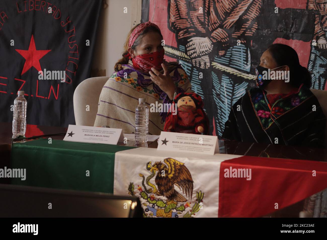 Maricela Mejía Pérez, consigliere del Congresso Nazionale indigeno della comunità di Otomí, e María de Jesús Patricio, meglio noto come Marichuy, portavoce del Consiglio del Governo indigeno ed ex candidato alla presidenza del Messico, durante il dialogo combattivo Un 528 anni: Nuestra lucecita di resistenza e ribellione, continua a bruciare, dove hanno citato in giudizio e chiesto alle autorità locali e federali il diritto di alloggio, lavoro, istruzione e servizi sanitari a favore delle loro sorelle e fratelli indigeni. Il 17 ottobre 2020 a Città del Messico. (Foto di Gerardo Viey Foto Stock
