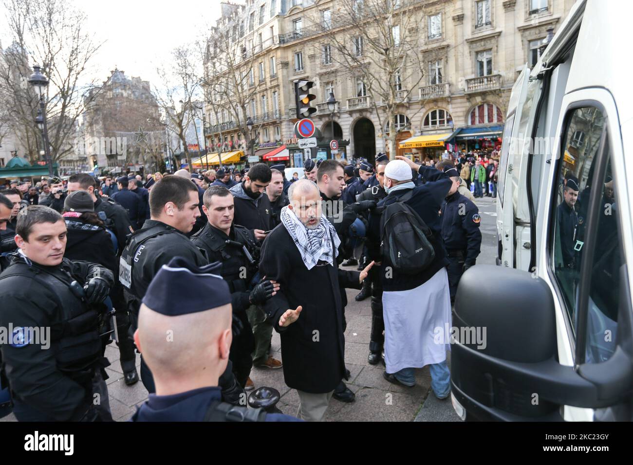 Questa foto scattata il 29 dicembre 2012, a Parigi, mostra che il presidente del collettivo Cheikh Yassine Abdelhakim Sefrioui (C con una djellaba bianca) è stato arrestato da gendarmi anti-riot francesi dopo una protesta a sostegno della Palestina. Abdelhakim Sefrioui è coinvolto nell'attacco degli insegnanti di Francia nei pressi del College du Bois d'Aulne, nella città di Conflans-Sainte-Honorine, circa 30km km (20 miglia) a nord-ovest del centro di Parigi, il 16 ottobre 2020. Il numero degli arrestati è salito a 11 il 18 ottobre, con la polizia che indaga su possibili legami con l'estremismo islamico. (Foto di Michel Stoupak/NurPhoto) Foto Stock