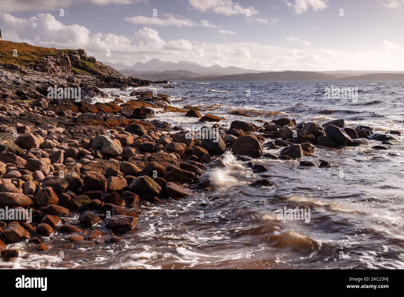 Grande spiaggia di sabbia a Gairloch sulla costa atlantica di Wester Ross, Scozia Foto Stock