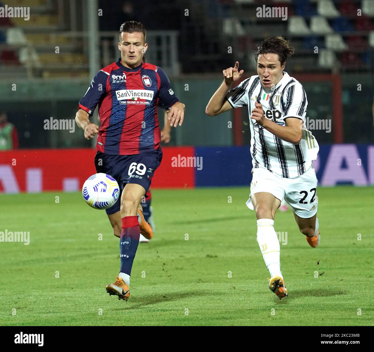 Federico Chiesa di Juventus FC durante la Serie A match tra FC Crotone e Juventus FC il 17 ottobre 2020 stadio Ezio Scida a Crotone (Photo by Gabriele Maricchiolo/NurPhoto) Foto Stock