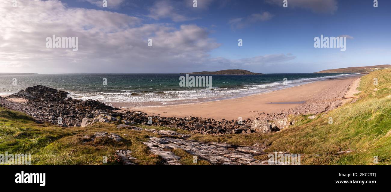 Grande spiaggia di sabbia a Gairloch sulla costa atlantica di Wester Ross, Scozia Foto Stock