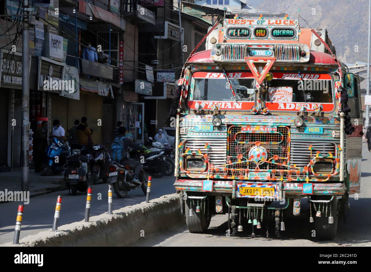 Un autobus si sposta verso la sua destinazione da Baramulla, Jammu e Kashmir, India il 18 ottobre 2020 (Foto di Nasir Kachroo/NurPhoto) Foto Stock