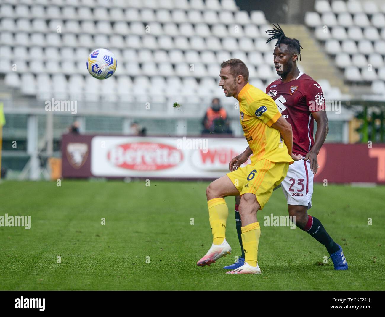 Marko Rog di Cagliari Caldio e Soualiho Meite di Torino FC durante la Serie Una partita di calcio tra Torino FC e Cagliari Calcio allo Stadio Olimpico Grande Torino del 18 ottobre 2020 a Torino. (Foto di Alberto Gandolfo/NurPhoto) Foto Stock