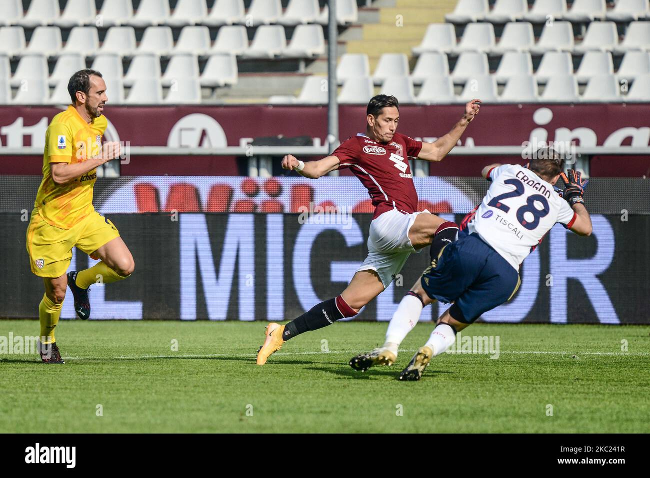 Lyanco di Torino FC e Alessio Cragno di Caglieri durante la Serie Una partita di calcio tra Torino FC e Cagliari Calcio allo Stadio Olimpico Grande Torino il 18 ottobre 2020 a Torino. (Foto di Alberto Gandolfo/NurPhoto) Foto Stock