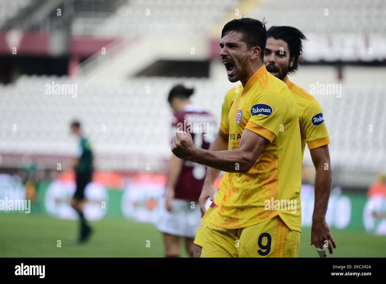 Giovanni Simeone di Cagliari Calcio celebra durante la Serie Una partita di calcio tra Torino FC e Cagliari Calcio allo Stadio Olimpico Grande Torino del 18 ottobre 2020 a Torino. (Foto di Alberto Gandolfo/NurPhoto) Foto Stock