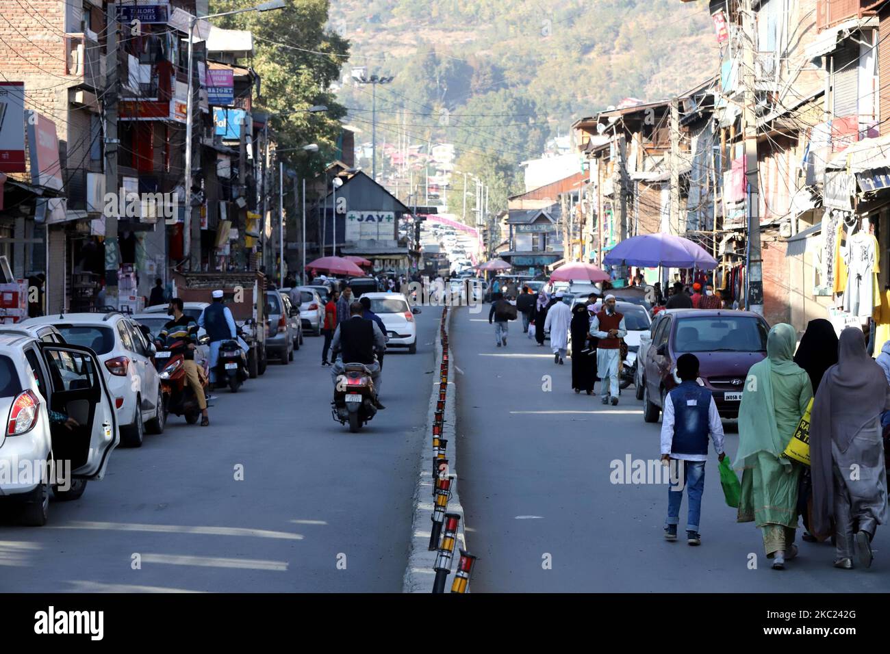 Pendolari camminano in mezzo alla pandemia COVID-19 a Baramulla, Jammu e Kashmir, India il 18 ottobre 2020 (Foto di Nasir Kachroo/NurPhoto) Foto Stock