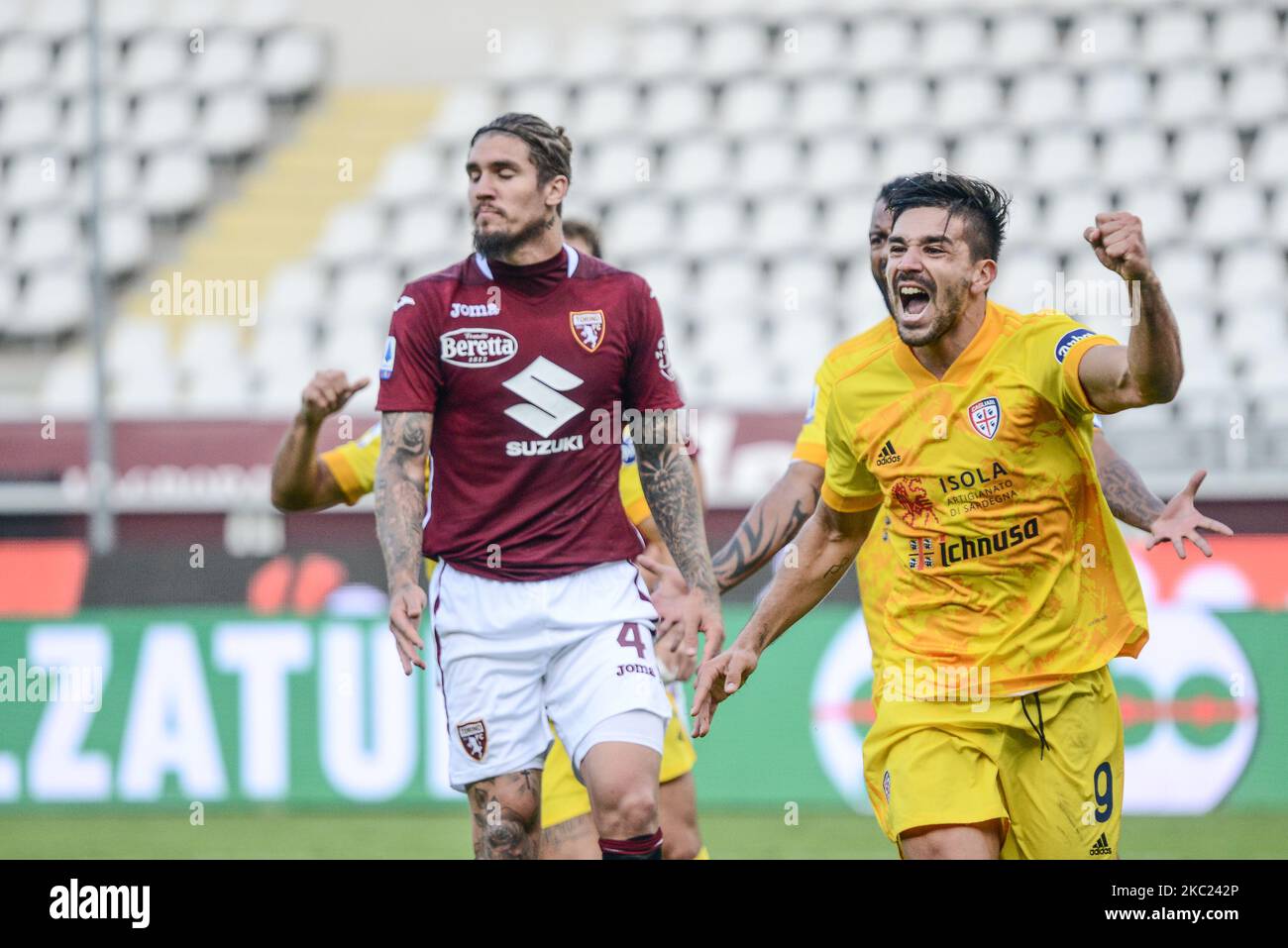 Giovanni Simeone di Cagliari Calcio celebra durante la Serie Una partita di calcio tra Torino FC e Cagliari Calcio allo Stadio Olimpico Grande Torino del 18 ottobre 2020 a Torino. (Foto di Alberto Gandolfo/NurPhoto) Foto Stock