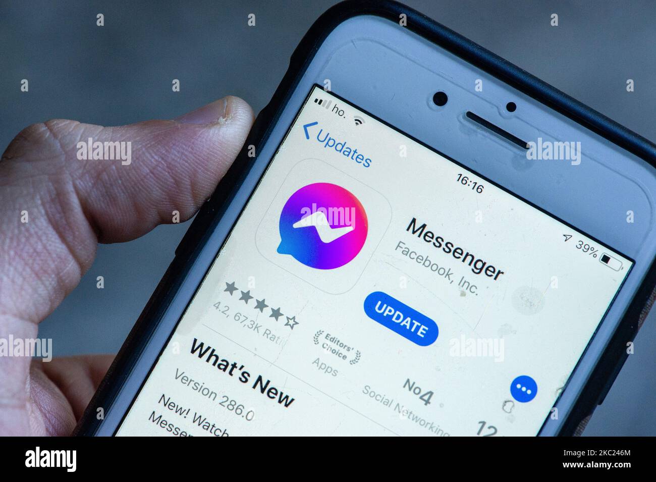 Un utente che aggiorna la nuova versione di Messenger a l'Aquila (Italia) il 18 ottobre 2020. Facebook, Messenger e il suo logo diventano viola. (Foto di Lorenzo di Cola/NurPhoto) Foto Stock