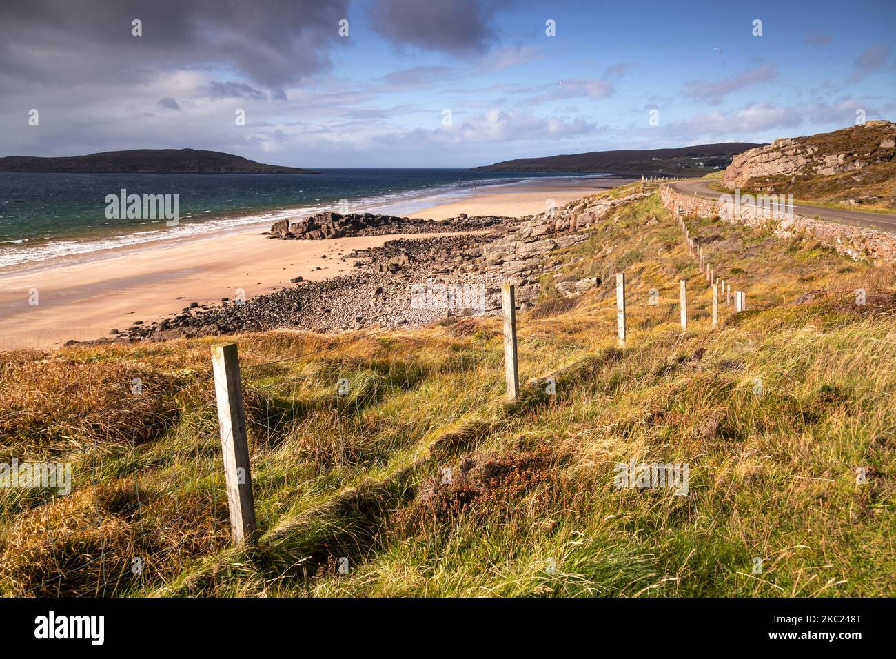 Grande spiaggia di sabbia a Gairloch sulla costa atlantica di Wester Ross, Scozia Foto Stock