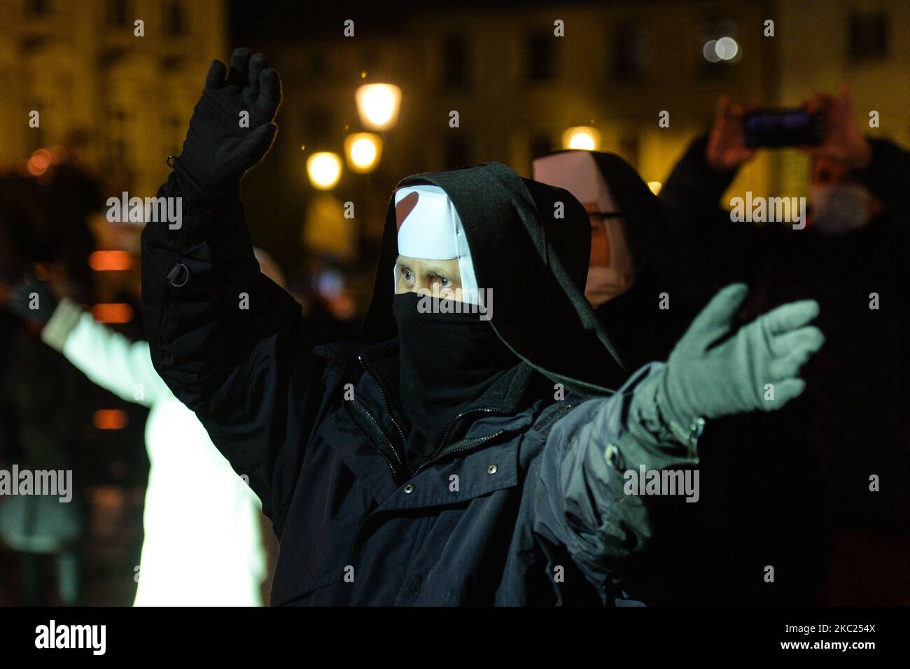 Una suora che indossa una maschera protettiva ha visto ballare durante il concerto di ringraziamento per il pontificato di Giovanni Paolo II e in occasione del suo 100th° compleanno organizzato nella piazza del mercato di Wadowice. Nonostante l'epidemia e le restrizioni sanitarie imposte dalla seconda ondata di coronavirus, oltre 200 persone hanno partecipato al concerto organizzato dagli organizzatori come evento religioso e trasmesso in diretta il TVP1. Domenica 18 ottobre 2020, a Wadowice, Voivodato della Polonia minore, Polonia. (Foto di Artur Widak/NurPhoto) Foto Stock