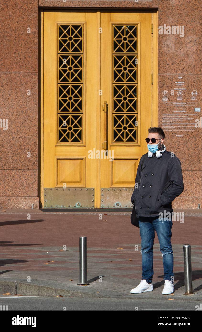 Un uomo con la maschera sul viso si trova in rete ad una porta per la strada a Kiev, Ucraina, 19 ottobre 2020. 303.638 casi di COVID-19 confermati in Ucraina dal 19 ottobre 2020 (ore 9). Per tutto il periodo di pandemia 126.489 persone si sono ritrovate e 5.673 sono morte per COVID-19. (Foto di Sergii Kharchenko/NurPhoto) Foto Stock