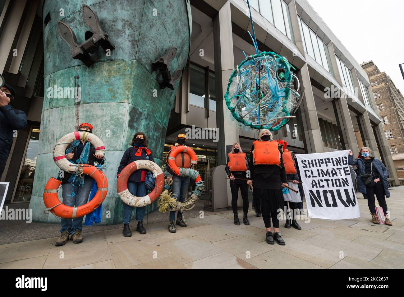 Attivisti della ribellione oceanica una protesta al di fuori della sede dell'Organizzazione marittima internazionale dell'ONU il giorno di apertura dei negoziati per la riduzione delle emissioni di gas a effetto serra derivanti dalla navigazione marittima, il 19 ottobre 2020 a Londra, Inghilterra. I manifestanti sottolineano la devastazione causata dalla recente fuoriuscita di petrolio della MV Wakashio in Giappone sulle popolazioni e sugli ecosistemi di Mauritius, L'inazione dell'IMO nella protezione degli oceani e del clima e la domanda passa a navi da carico a emissioni zero per prevenire l'inquinamento causato da fuoriuscite di combustibili fossili e le emissioni di gas a effetto serra prodotte dall'industria marittima, che si sono ridotte Foto Stock