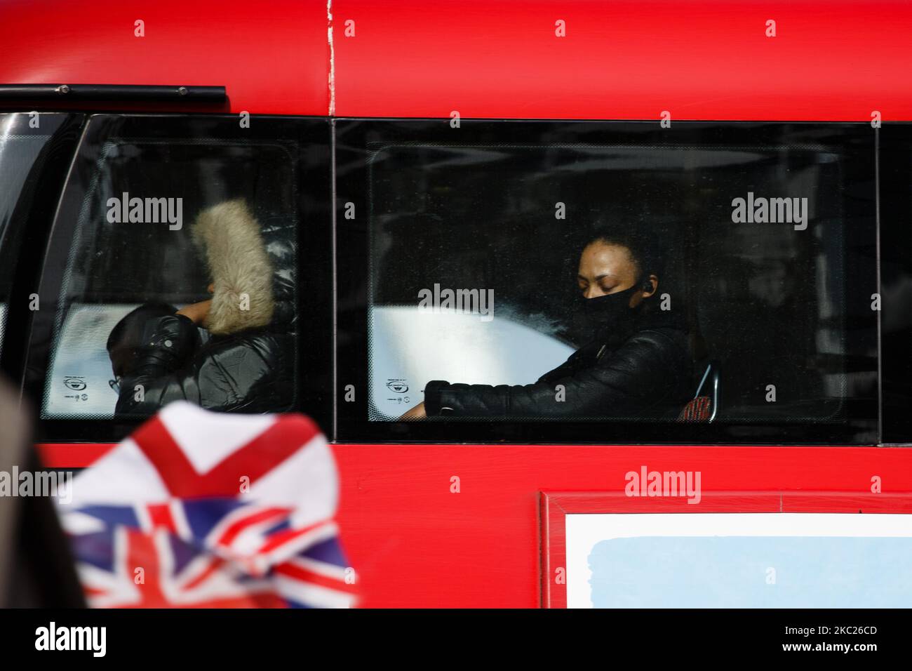 Una donna che indossa una maschera facciale, richiesta sui mezzi pubblici, fa un giro in autobus attraverso il Westminster Bridge a Londra, Inghilterra, il 19 ottobre 2020. (Foto di David Cliff/NurPhoto) Foto Stock