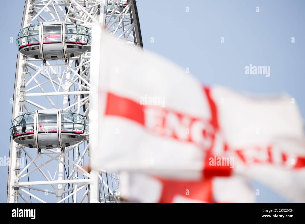 La ruota panoramica del London Eye, una delle principali attrazioni turistiche della città, si affaccia sulla sponda sud del Tamigi a Londra, in Inghilterra, il 19 ottobre 2020. (Foto di David Cliff/NurPhoto) Foto Stock