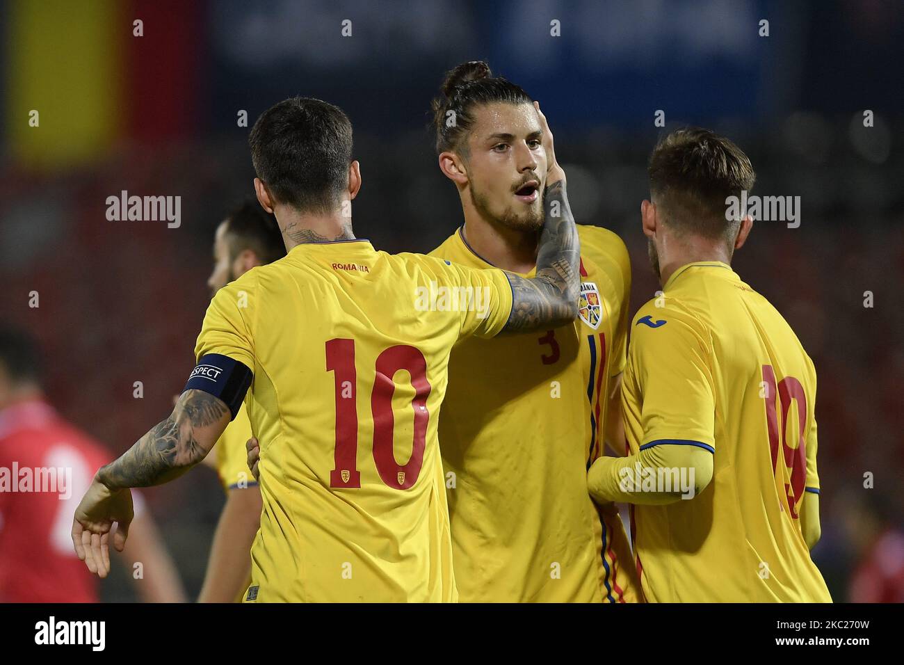 Radu Dragusin, Dennis Man e Denis Harut di Romania U21 festeggiano durante la partita di calcio tra Romania U21 e Malta U21 del turno di qualificazione per il Campionato europeo Under-21 2021, a Giurgiu, Romania, il 13 ottobre 2020. (Foto di Alex Nicodim/NurPhoto) Foto Stock