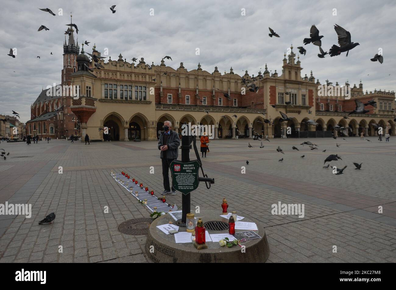 I membri del KOD (Comitato per la Difesa della democrazia) commemorano il terzo anniversario della morte di Piotr Szcz?sny durante la veglia a lume di candela nella piazza principale del mercato di Cracovia. Piotr Szczesny, chimico polacco, si è messo in fiamme il 19 ottobre 2017, per protestare contro la politica del partito di destra al potere di diritto e giustizia e contro la discriminazione politica (razzismo, omofobia e altre forme) nella vita sociale polacca. Morì 10 giorni dopo in ospedale il 29 ottobre 2017 senza riconquistare la coscienza. Lunedì 19 ottobre 2020, a Cracovia, Voivodato Malopolskie, Polonia. (Foto di Art Foto Stock