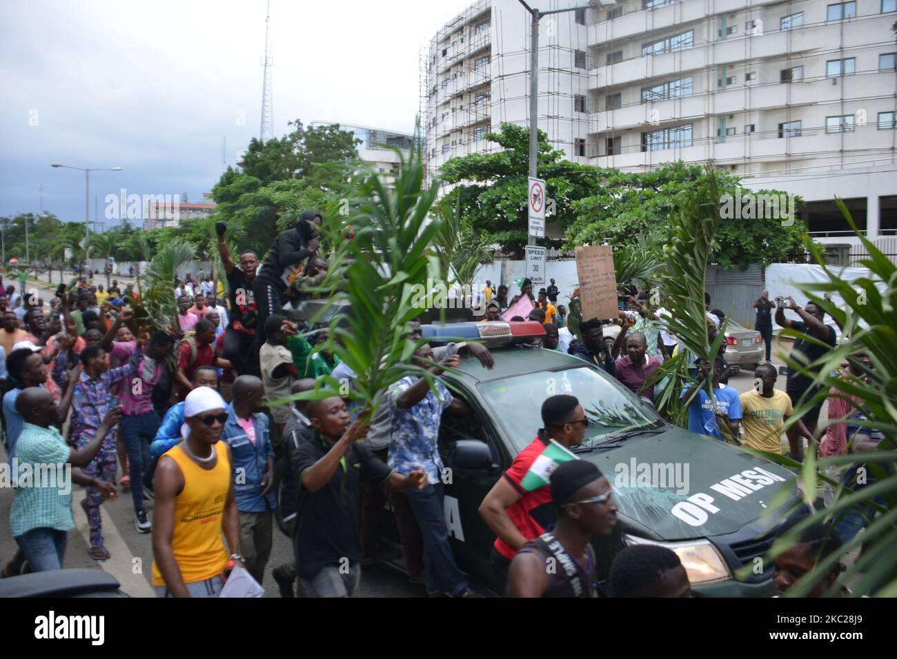 I manifestanti si sono levati al Segretariato di Alusa a Ikeja, Stato di Lagos, durante una manifestazione pacifica contro la brutalità della polizia in Nigeria, il 20 ottobre 2020. Autorità del governatore dello Stato di Lagos, Babajide Sonwo-Olu ha imposto un coprifuoco di 24 ore sullo Stato a partire dalle 4pm di martedì, a causa dei violenti attacchi contro agenti di polizia e nigeriani innocenti. (Foto di Olukayode Jaiyeola/NurPhoto) Foto Stock