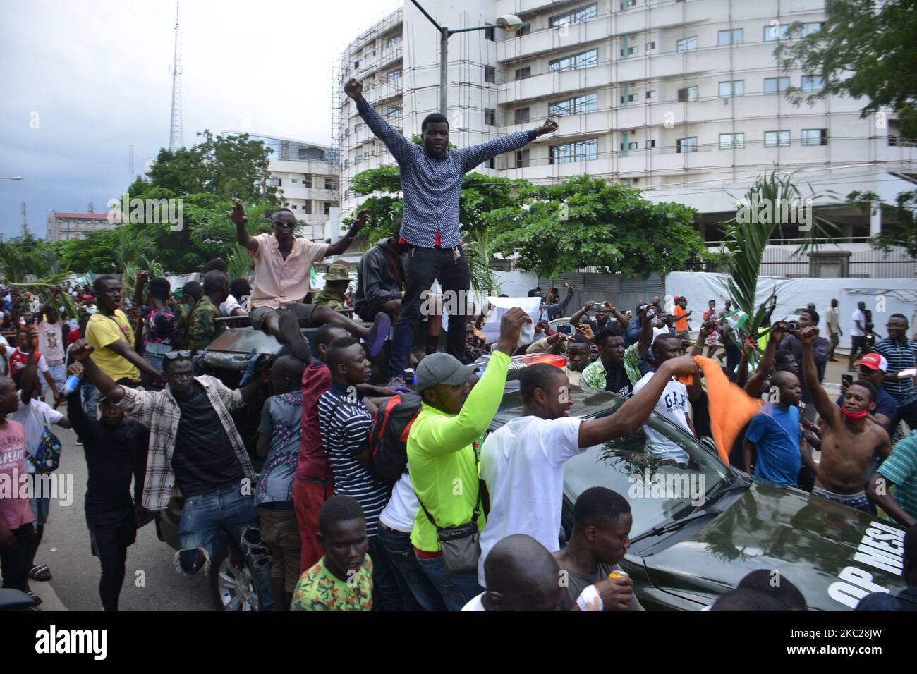 I manifestanti si sono levati al Segretariato di Alusa a Ikeja, Stato di Lagos, durante una manifestazione pacifica contro la brutalità della polizia in Nigeria, il 20 ottobre 2020. Autorità del governatore dello Stato di Lagos, Babajide Sonwo-Olu ha imposto un coprifuoco di 24 ore sullo Stato a partire dalle 4pm di martedì, a causa dei violenti attacchi contro agenti di polizia e nigeriani innocenti. (Foto di Olukayode Jaiyeola/NurPhoto) Foto Stock