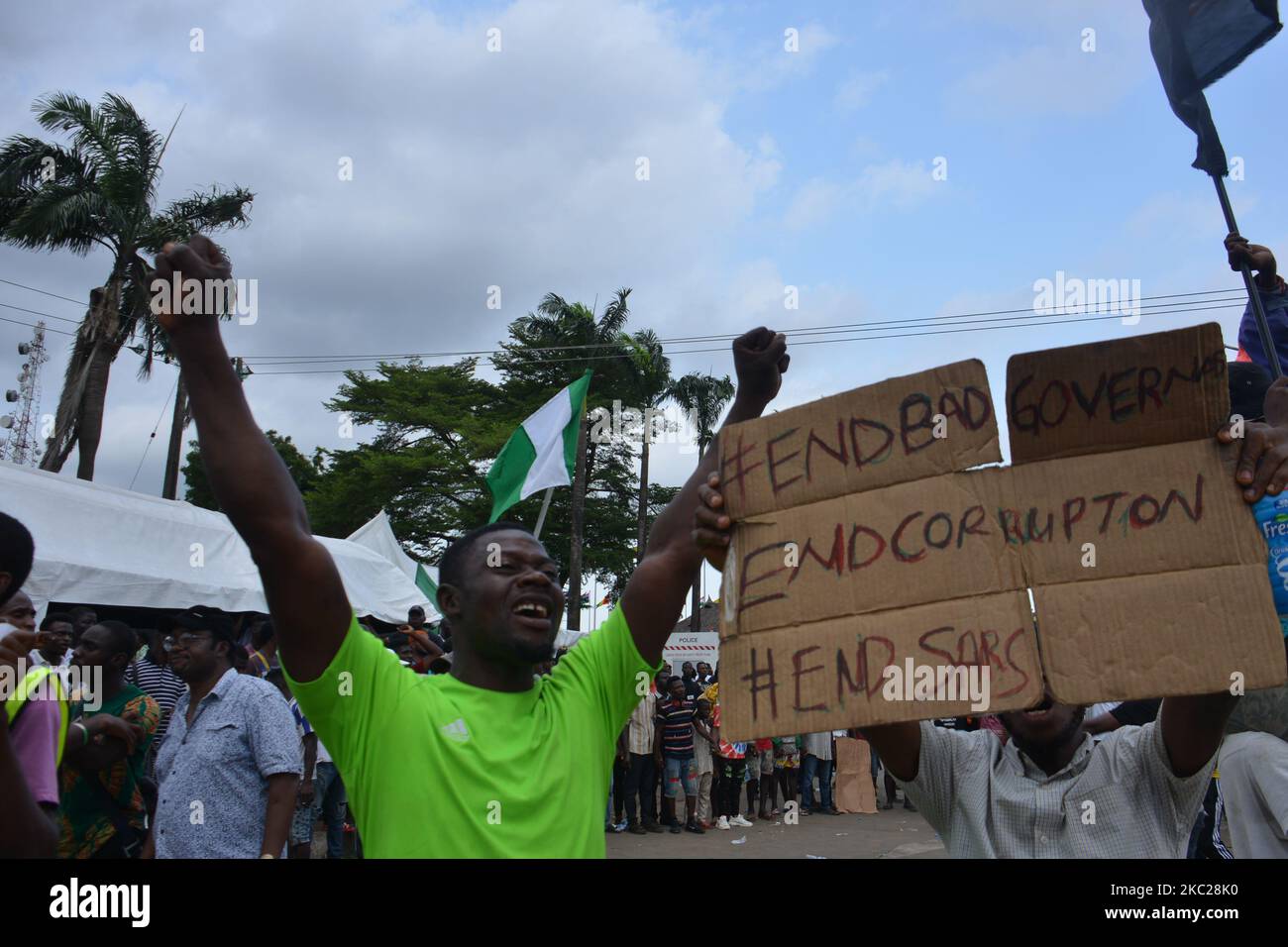 I manifestanti reagiscono mentre i manifestanti marciano al Segretariato Alusa di Ikeja, Stato di Lagos, durante una manifestazione pacifica contro la brutalità della polizia in Nigeria, il 20 ottobre 2020. Autorità del governatore dello Stato di Lagos, Babajide Sonwo-Olu ha imposto un coprifuoco di 24 ore sullo Stato a partire dalle 4pm di martedì, a causa dei violenti attacchi contro agenti di polizia e nigeriani innocenti. (Foto di Olukayode Jaiyeola/NurPhoto) Foto Stock