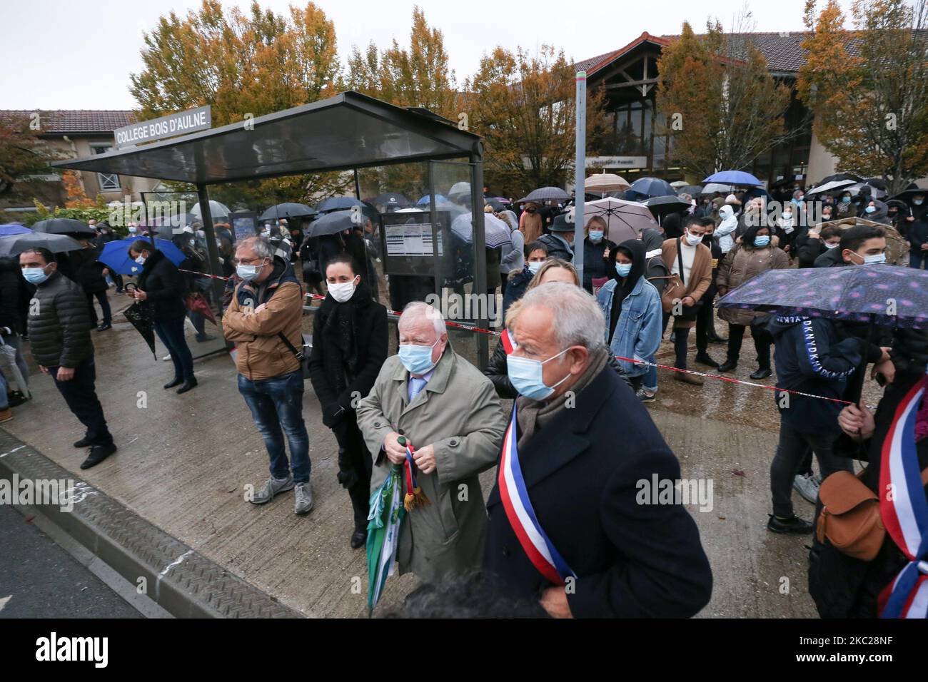 Le persone si riuniscono alla scuola media di Conflans-Sainte-Honorine, a nord-ovest di Parigi, il 20 ottobre 2020 durante la 'Marche Blanche' in solidarietà dopo che un insegnante è stato decapitato per mostrare agli studenti cartoni animati del Profeta Maometto. Il suo assassinio in un sobborgo di Parigi il 16 ottobre ha scioccato il paese e ha riportato alla memoria un'ondata di violenza islamista nel 2015. Paty, 47 anni, è stato attaccato il 16 ottobre durante il suo viaggio di ritorno dalla scuola secondaria, dove ha insegnato da un 18-vecchio ceceno Abdullakh Anzorov, che è stato ucciso a colpi di arma da fuoco dalla polizia. Dopo l'attacco, decine di migliaia di persone hanno preso parte ai rally Foto Stock