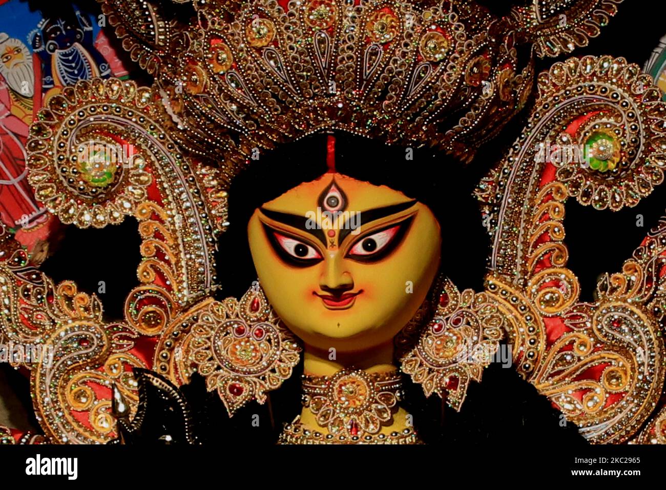 Uno scorcio del bellissimo idolo della Dea Durga della comunità puja pandal in vista del festival indù 'Durga Pujaa' a Kolkata, India, il 21,2020 ottobre. I pandali Durga puja saranno zone di non ingresso per i visitatori, la Corte alta Calcutta ha detto oggi â€“ solo tre giorni prima del più grande festival del Bengala. Solo gli organizzatori saranno ammessi all'interno dei pandali, ha detto la corte, limitando il numero a 25 per i pandali grandi e 15 per quelli più piccoli in vista dell'epidemia di coronavirus. Le morti COVID-19 in Bengala sono andate oltre il 6.000-Mark, con 64 morti in più. Lo stato ha anche registrato un numero di record di 3,9 Foto Stock