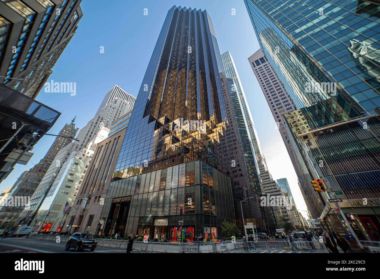 Trump Tower nella città di New York negli Stati Uniti. Il grattacielo di 58 piani della Fifth Avenue a Midtown Manhattan ospita la sede della Trump Organization e ospita l'attico residenza condominiale del presidente americano Donald Trump, che è anche un uomo d'affari e uno sviluppatore immobiliare. L'edificio è stato progettato da Der Scut in architettura modernista con vetro e facciata a gradini presso l'edificio, la costruzione è iniziata nel 1979 a New York. New York, USA il 2020 febbraio (Foto di Nicolas Economou/NurPhoto) Foto Stock