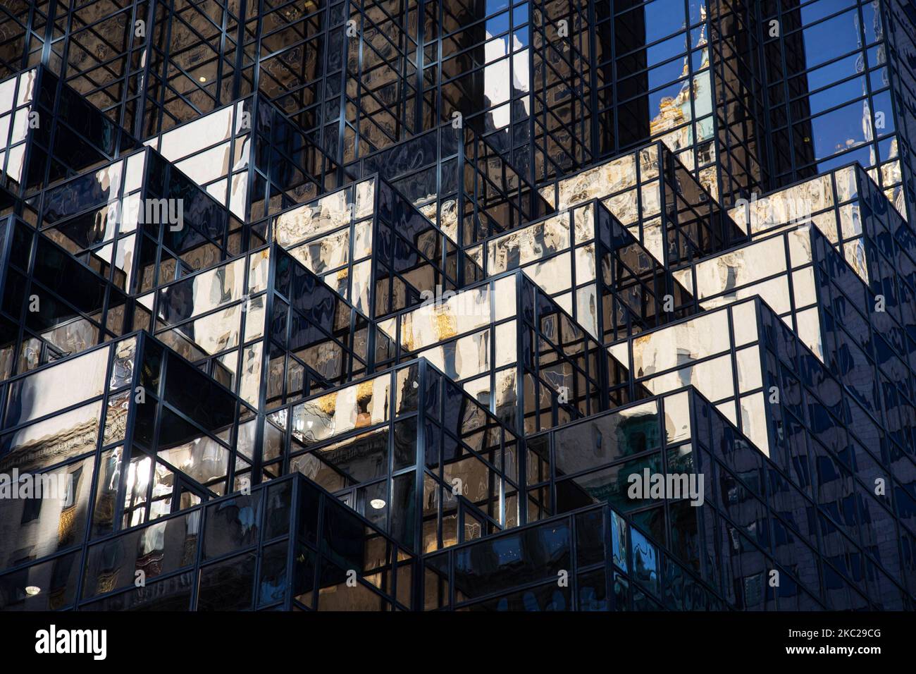 Gli angoli a gradini sulla facciata e nella parte inferiore della Trump Tower nella città di New York negli Stati Uniti. Il grattacielo di 58 piani della Fifth Avenue a Midtown Manhattan ospita la sede della Trump Organization e ospita l'attico residenza condominiale del presidente americano Donald Trump, che è anche un uomo d'affari e uno sviluppatore immobiliare. L'edificio è stato progettato da Der Scut in architettura modernista con vetro e facciata a gradini presso l'edificio, la costruzione è iniziata nel 1979 a New York. New York, USA il 2020 febbraio (Foto di Nicolas Economou/NurPhoto) Foto Stock