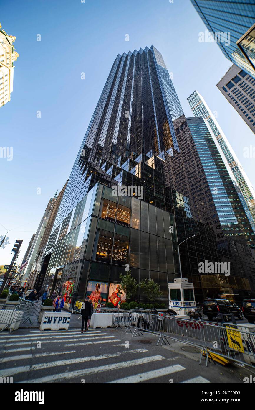 Trump Tower nella città di New York negli Stati Uniti. Il grattacielo di 58 piani della Fifth Avenue a Midtown Manhattan ospita la sede della Trump Organization e ospita l'attico residenza condominiale del presidente americano Donald Trump, che è anche un uomo d'affari e uno sviluppatore immobiliare. L'edificio è stato progettato da Der Scut in architettura modernista con vetro e facciata a gradini presso l'edificio, la costruzione è iniziata nel 1979 a New York. New York, USA il 2020 febbraio (Foto di Nicolas Economou/NurPhoto) Foto Stock