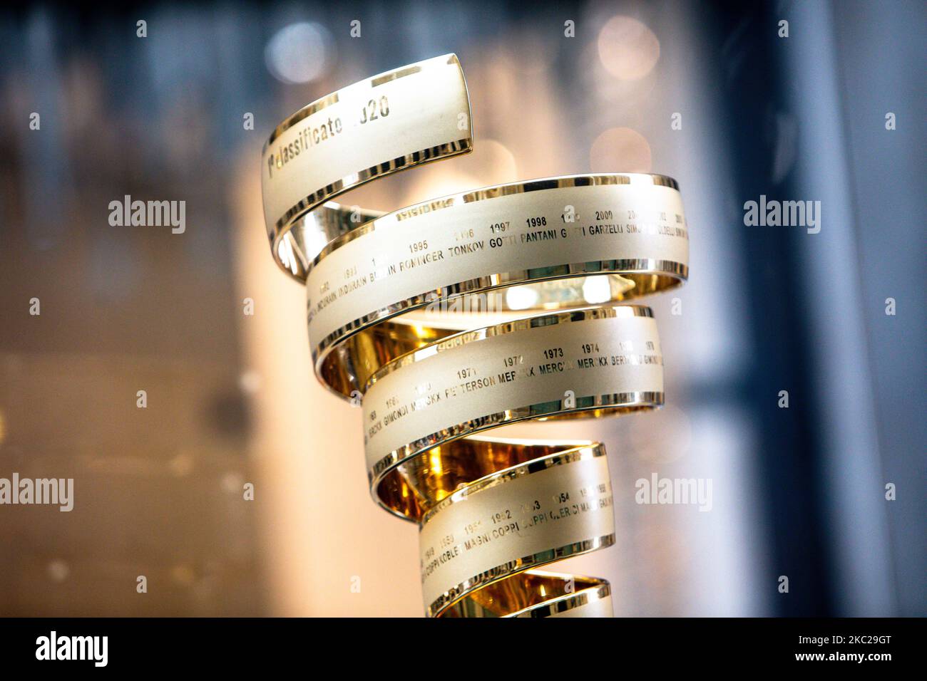 Il ‘Trofeo senza fine’ per il vincitore della gara ciclistica giro D’Italia è in mostra nella Galleria Vittorio Emanuele II a Milano pochi giorni prima della tappa finale, Milano, Italia, il 21 2020 ottobre. (Foto di Mairo Cinquetti/NurPhoto) Foto Stock