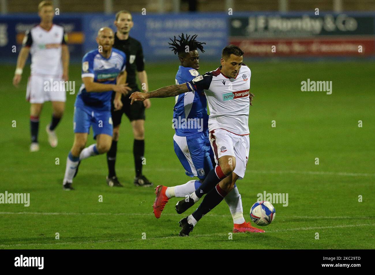 Jayden Reid di Barrow e Antoni Sarcevic di Bolton durante la partita della Sky Bet League 2 tra Barrow e Bolton Wanderers a Holker Street, Barrow-in-Furness martedì 20th ottobre 2020. (Foto di Mark Fletcher/MI News/NurPhoto) Foto Stock