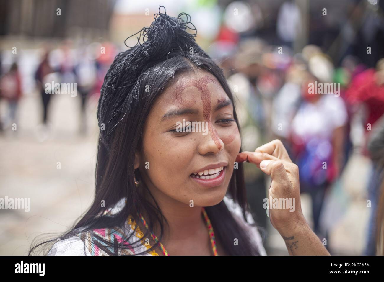 Wayuu, una donna indigena presente alla protesta contro il governo nazionale e che respinge i massacri e l'omicidio dei leader sociali a Bogotà, Colombia, il 21 ottobre 2020. (Foto di Daniel Garzon Herazo/NurPhoto) Foto Stock