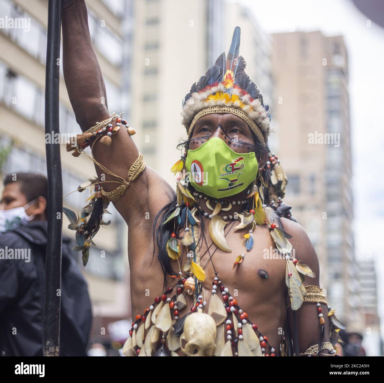 Uomini indigeni nella protesta contro il governo nazionale e nel rifiuto dei massacri e dell'assassinio di leader sociali a Bogotà, Colombia, il 21 ottobre 2020. (Foto di Daniel Garzon Herazo/NurPhoto) Foto Stock