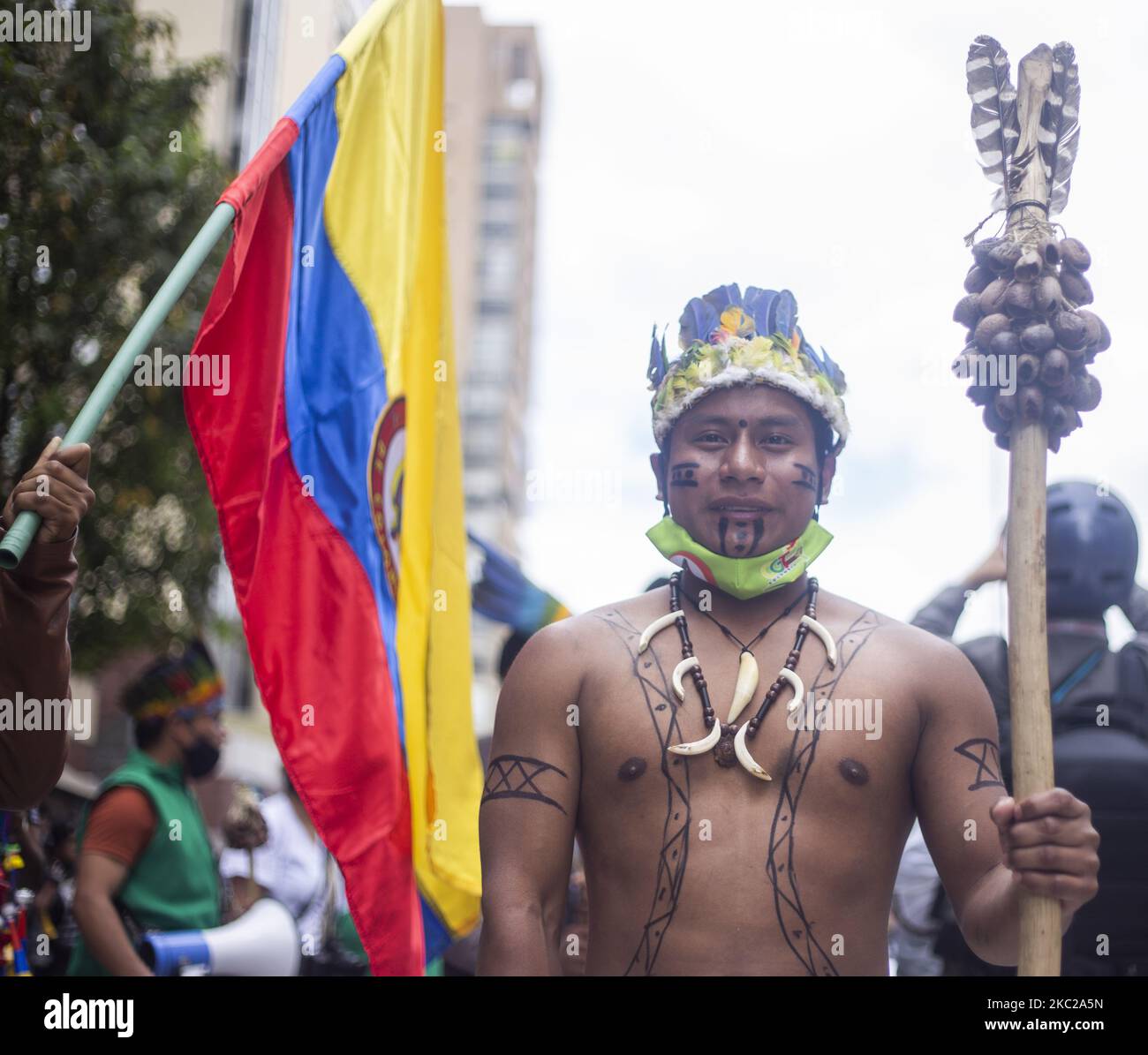 Uomini indigeni nella protesta contro il governo nazionale e nel rifiuto dei massacri e dell'assassinio di leader sociali a Bogotà, Colombia, il 21 ottobre 2020. (Foto di Daniel Garzon Herazo/NurPhoto) Foto Stock