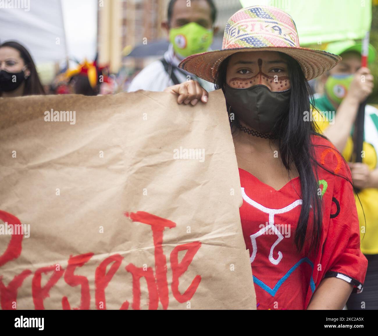 Una donna indigena Wayuu presente alla protesta contro il governo nazionale e che respinge i massacri e l'assassinio di leader sociali a Bogotà, Colombia, il 21 ottobre 2020. (Foto di Daniel Garzon Herazo/NurPhoto) Foto Stock
