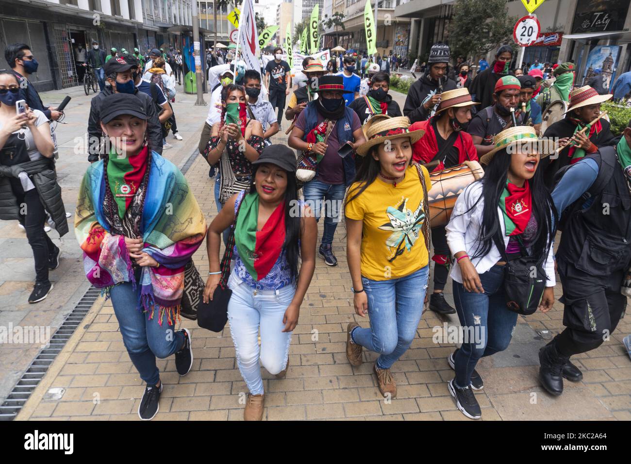 La comunità indigena partecipa alla protesta contro il governo nazionale e respinge i massacri e l'assassinio dei leader sociali a Bogotà, Colombia, il 21 ottobre 2020. (Foto di Daniel Garzon Herazo/NurPhoto) Foto Stock