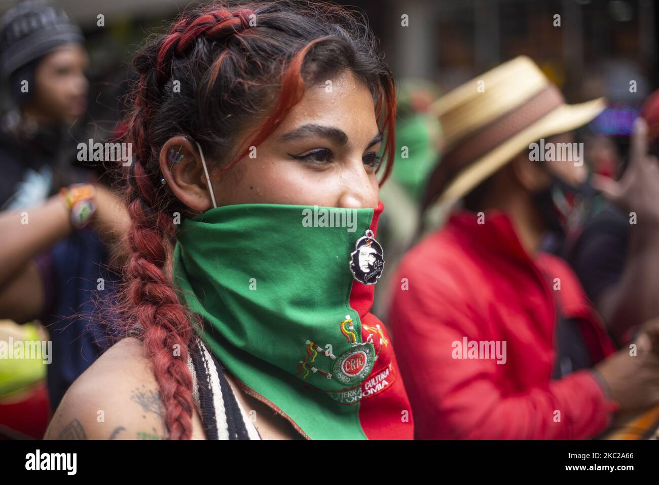 Una donna protesta contro il governo nazionale e respinge i massacri e l'assassinio di leader sociali a Bogotà, Colombia, il 21 ottobre 2020. (Foto di Daniel Garzon Herazo/NurPhoto) Foto Stock