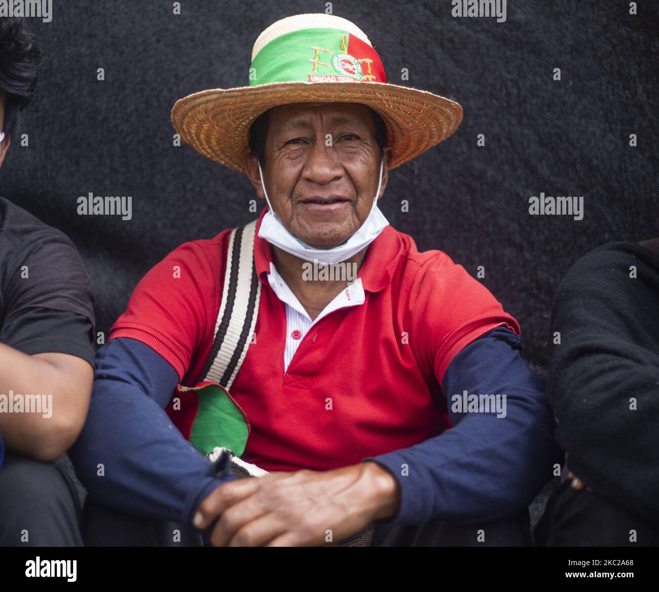 Una persona indigena protesta contro il governo nazionale e respinge i massacri e l'assassinio dei leader sociali a Bogotà, Colombia, il 21 ottobre 2020. (Foto di Daniel Garzon Herazo/NurPhoto) Foto Stock