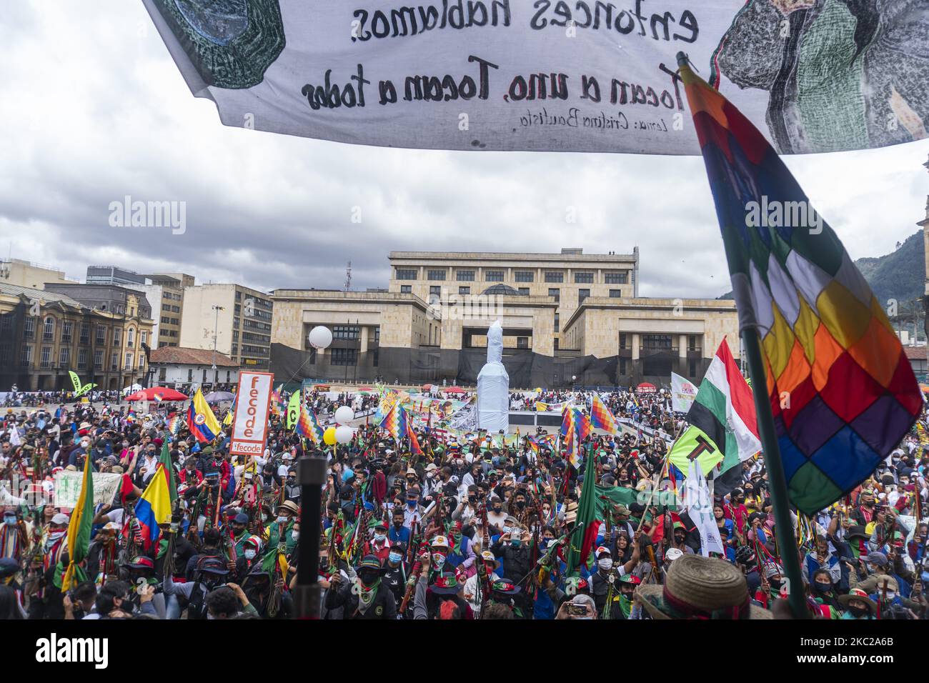 La comunità indigena partecipa alla protesta contro il governo nazionale e respinge i massacri e l'assassinio dei leader sociali a Bogotà, Colombia, il 21 ottobre 2020. (Foto di Daniel Garzon Herazo/NurPhoto) Foto Stock