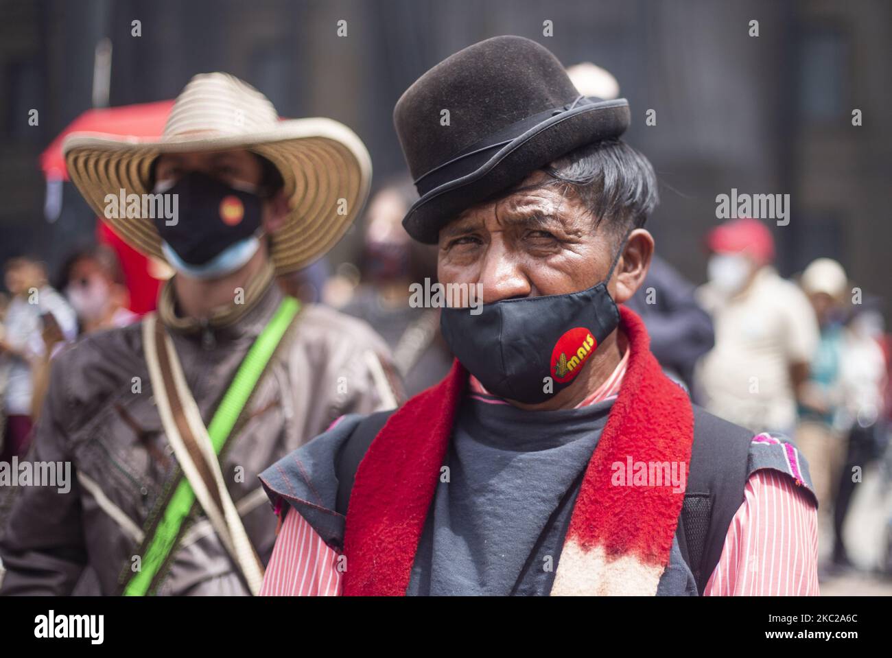 Una persona indigena protesta contro il governo nazionale e respinge i massacri e l'assassinio dei leader sociali a Bogotà, Colombia, il 21 ottobre 2020. (Foto di Daniel Garzon Herazo/NurPhoto) Foto Stock