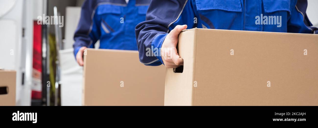 Team Blue Truck Delivery. Movers scarico scatole Foto Stock