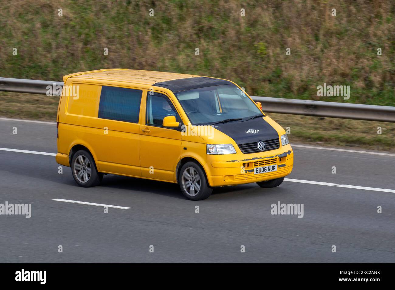 2006 VW Volkswagen Transporter T30 104 TDI SWB pannello LCV giallo Van Diesel 1896 cc; viaggiando sull'autostrada M6, Regno Unito Foto Stock