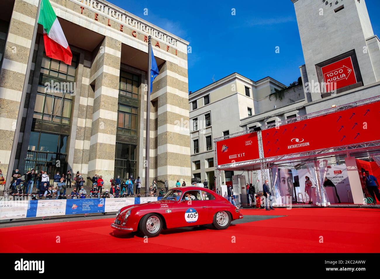 Partenza delle storiche auto con tappeto rosso 'Mille miglia' in Piazza Vittoria, Brescia, Italia il 21 ottobre 2020. Anche se la partenza è ancora in dubbio, continuano i preparativi per l’edizione 2002 della Mille miglia. La gara è già stata rinviata da maggio a ottobre a causa della prima ondata dell'epidemia di Covid 19 che ha colpito l'Italia. Brescia, città di partenza e di arrivo, è stata una delle più colpite dalla pandemia e anche ora, all'inizio della seconda ondata, sembra già trovarsi in una situazione difficile. La corsa, solitamente accolta dalla città, è ora circondata da polemiche regar Foto Stock