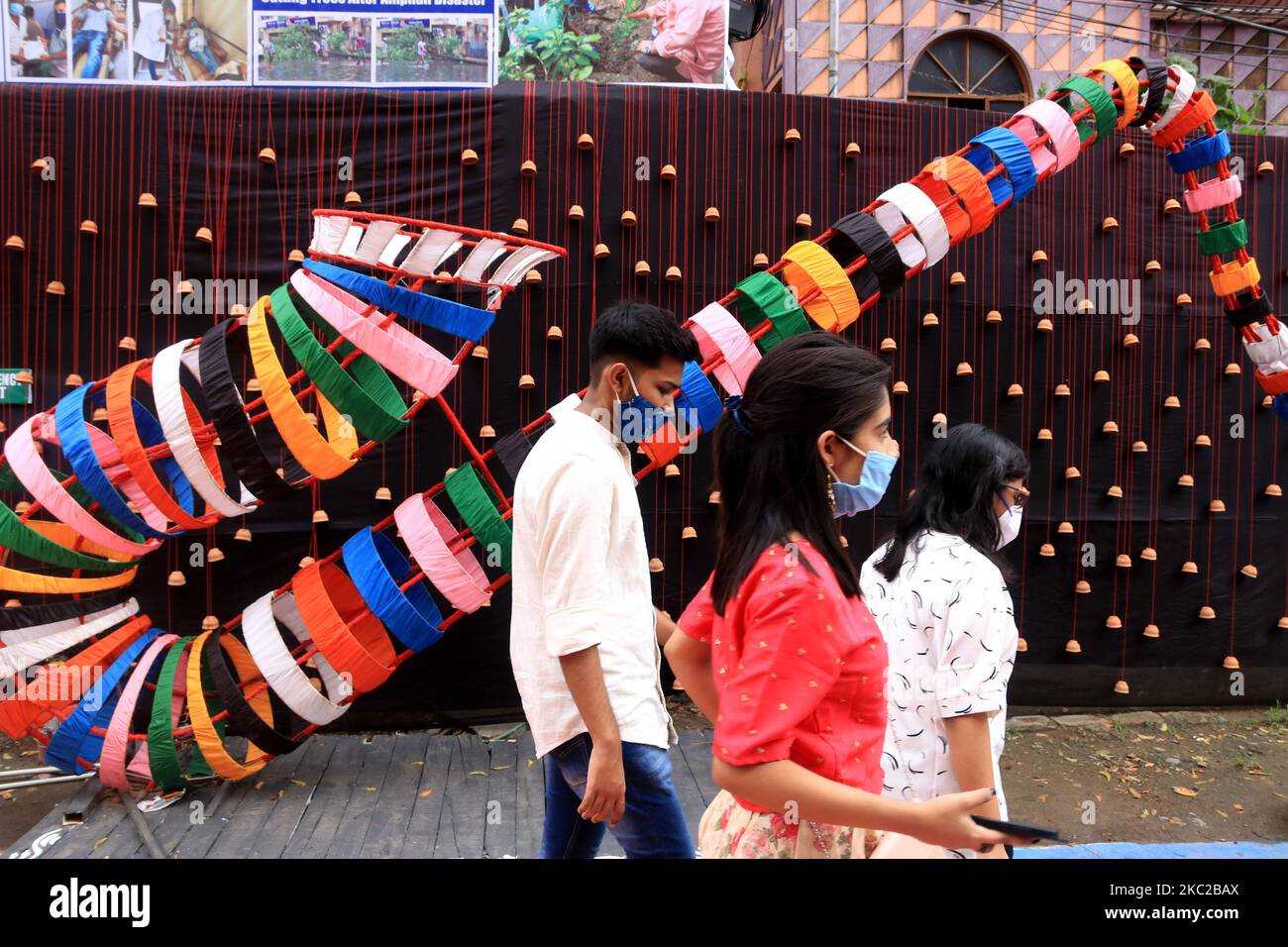 Visitatori che combattono maschere protettive presso una comunità una struttura temporanea per eseguire durante il festival indù 'Durga Puja ' celebrazioni, a Kolkata il 22 ottobre 2020. Il festival indù di cinque giorni Durga Puja inizierà il 22 ottobre e terminera' con l'immersione degli idoli il 26 ottobre. (Foto di Debajyoti Chakraborty/NurPhoto) Foto Stock