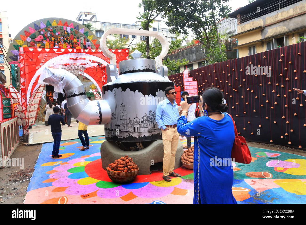 Visitatore di una comunità una struttura temporanea per esibirsi durante il festival indù 'Durga Puja ' celebrazioni, a Kolkata il 22 ottobre 2020. Il festival indù di cinque giorni Durga Puja inizierà il 22 ottobre e terminera' con l'immersione degli idoli il 26 ottobre. (Foto di Debajyoti Chakraborty/NurPhoto) Foto Stock