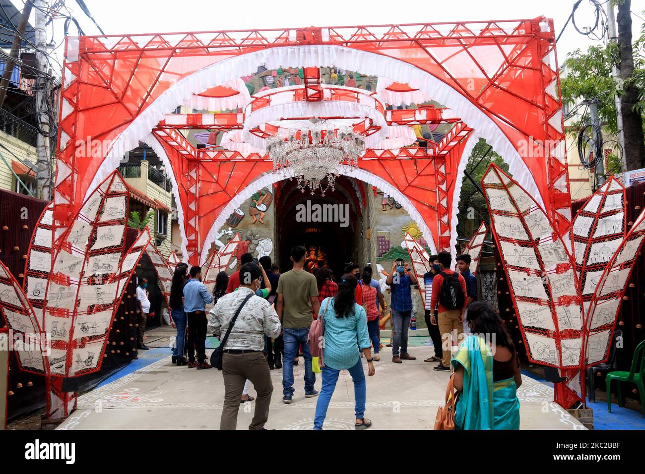 Visitatore di una comunità una struttura temporanea per esibirsi durante il festival indù 'Durga Puja ' celebrazioni, a Kolkata il 22 ottobre 2020. Il festival indù di cinque giorni Durga Puja inizierà il 22 ottobre e terminera' con l'immersione degli idoli il 26 ottobre. (Foto di Debajyoti Chakraborty/NurPhoto) Foto Stock