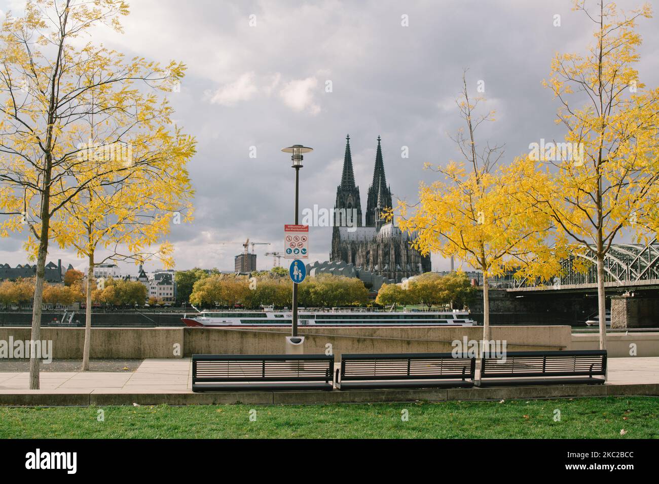 La scena autunnale si vede a Colonia, in Germania, il 22 ottobre 2020 (Photo by Ying Tang/NurPhoto) Foto Stock